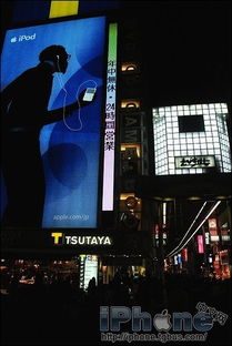 外国朋友身边的苹果产品广告 全球营销策略的日常渗透